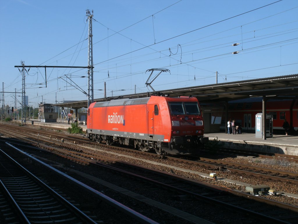 Warten auf Ausfahrt stand,am 01.Oktober 2011,in Berlin Lichtenberg 185 175.