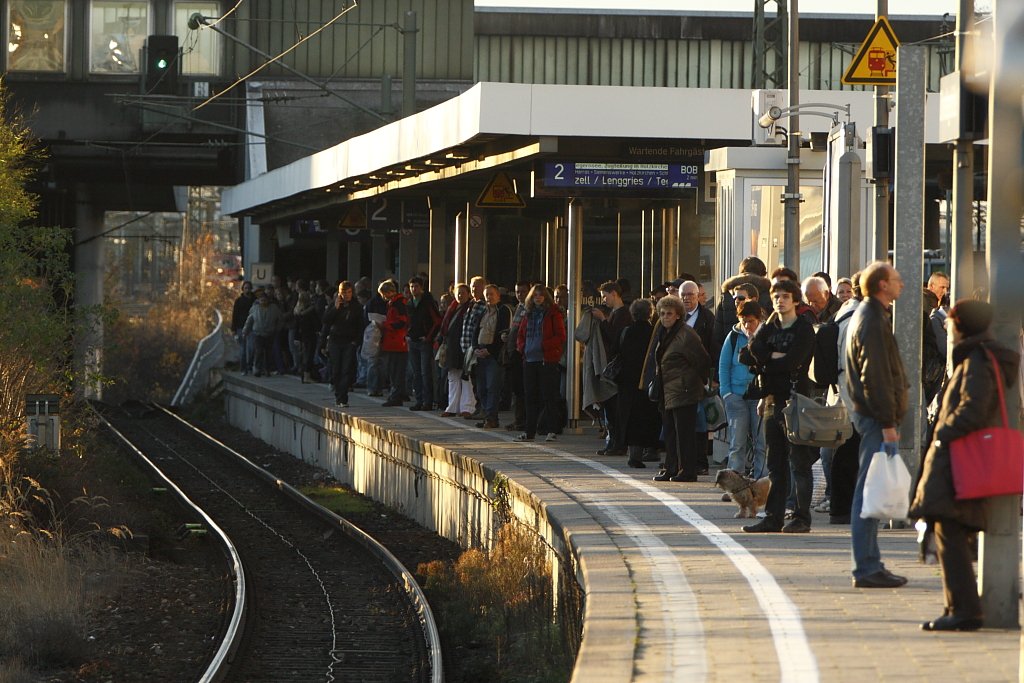 Warten auf die BOB Bahn an der Donnersbergerbrcke bei untergehender Sonne im spten November.