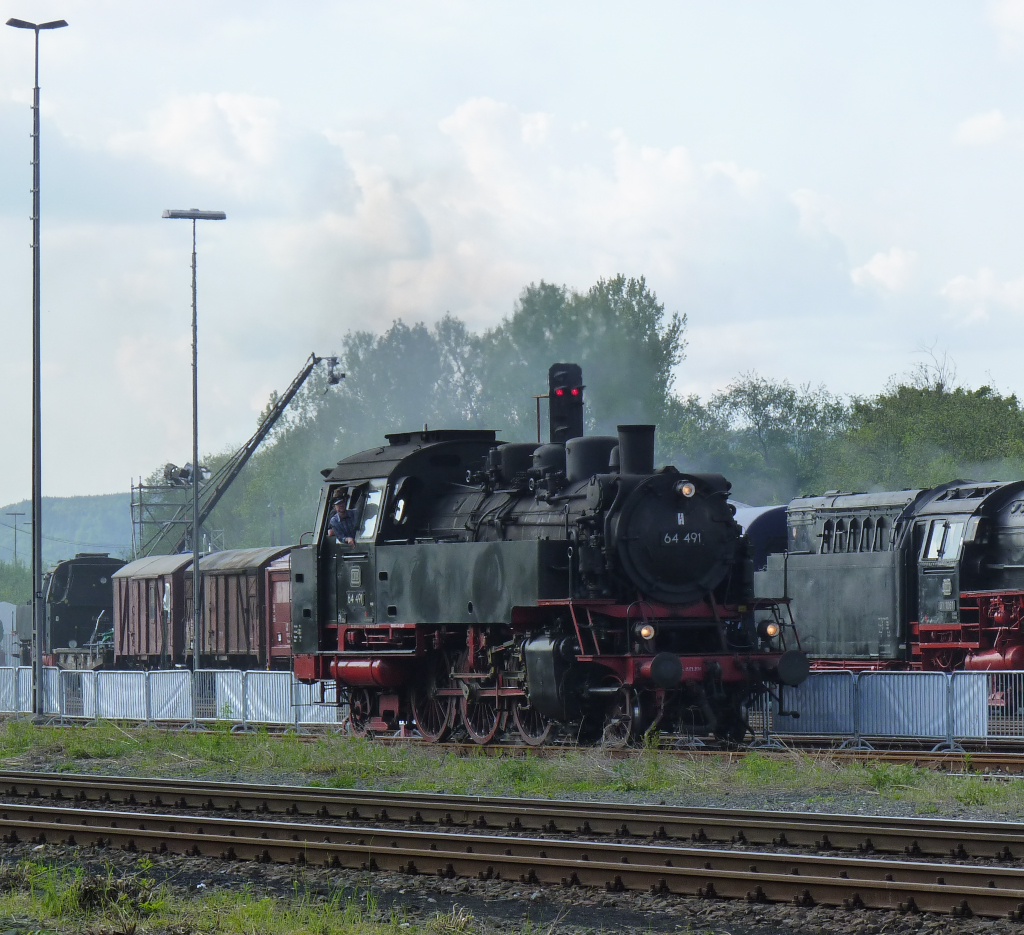 Warten auf den Einsatz.

64 491 wartet am 23.05.2010 in Neuenmarkt - Wirsberg auf die nchste Fahrt ber die  Schiefe Ebene  nach Marktschorgast.