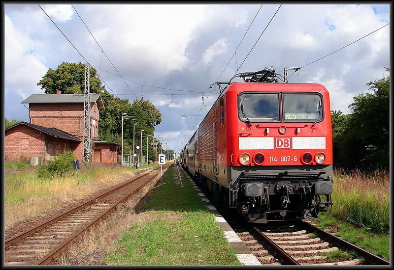 Warten auf den Gegenzug. 114 007-8 vor RE38311 nach Cottbus, beim Halt in Sternfeld. am 17.07.08 
