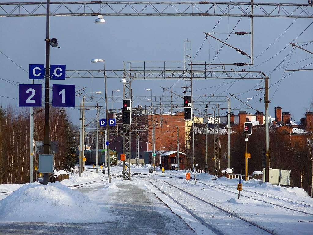 Warten auf den Gegenzug - Bahnhofsausfahrt von Kuopio, Finnland, 08.3.13 