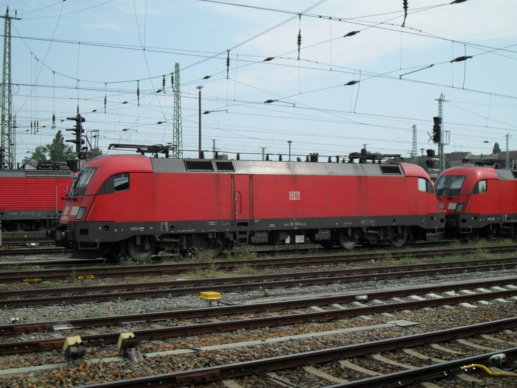 Wartet auf neue Aufgaben: 182 003 am 22.07.2010 in Cottbus Hbf.