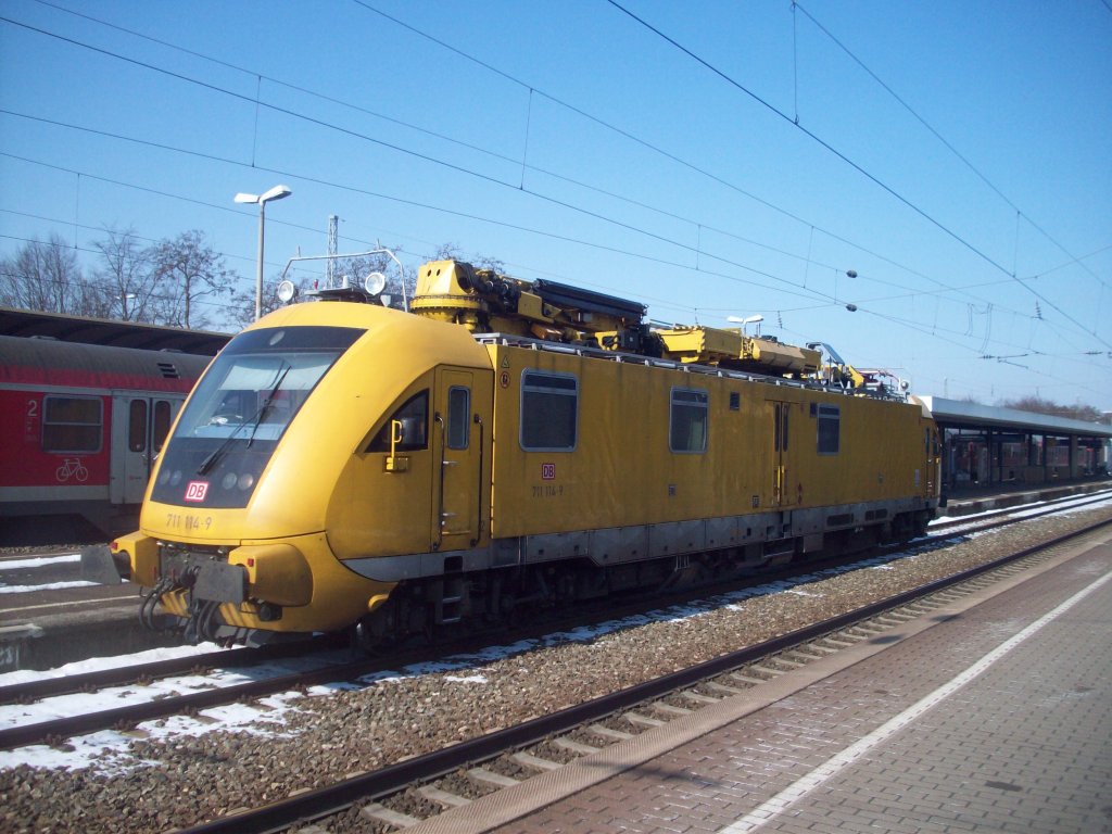 Wartet auf Weiterfahrt nach Nrnberg im Bahnhof Erlangen.
Was fr ein Fahrzeug??
711 114
(09.03.2010)