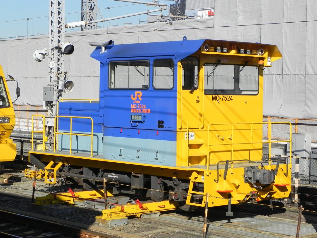 Wartungslok fr den Tokaido- und Sanyo-Shinkansen im Bahnhof  Shin-Osaka . Wie man sehen kann, knnen diese Loks auf die Gleise geschoben werden. Eine effiziente Variante eines Abstellgleises, denn so knnen diese Lokomotiven direkt hinter dem Ende des Bahnsteiges  geparkt  werden und man bentigt keine Weiche.