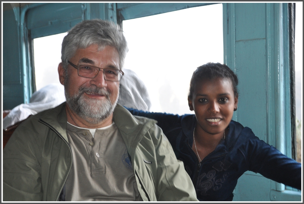 Warum auch auf die Felsen steigen, denn das Gute liegt so nah. Speziell fr Olli und Armin ist dieses Bild gedacht, um sie auf ein Bahnbildertreffen in Eritrea einzustimmen. :-) (02.02.2012)
