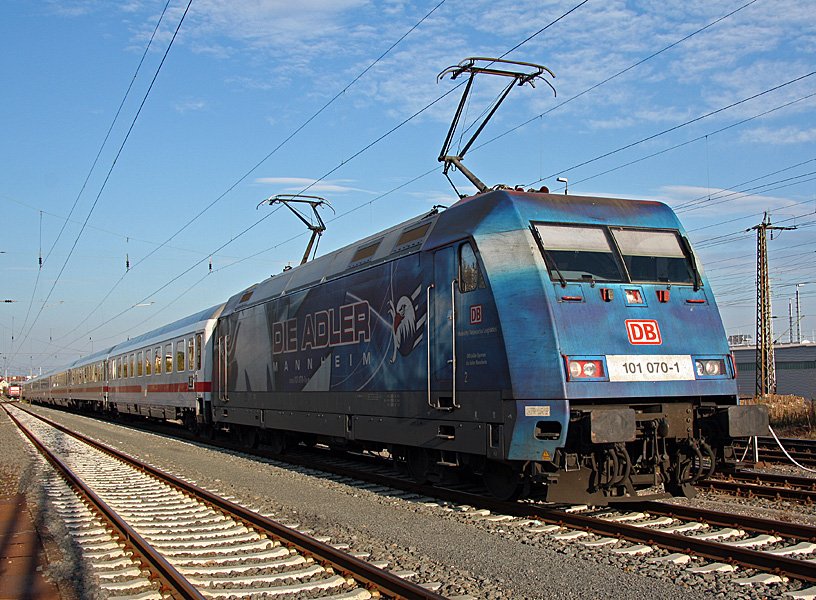 Warum beide Stromabnehmer an der Oberleitung sind? Ein Adler hat nun mal zwei Flgel! Am 07.11.2009 steht 101 070-1, die Werbelok der  Adler Mannheim , mit IC 2032 auf dem Vorfeld des Leipziger Hauptbahnhofs. Am Abend wird sie ihn nach Oldenburg bringen.