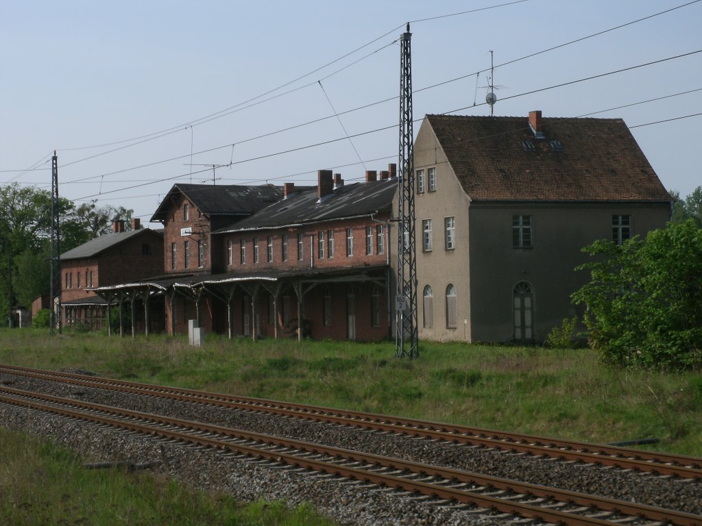 Warum brauch die Bahn auf kleineren,unwichtigen Bahnhfen noch groe Bahnhofsgebude ? So auch in Ducherow wo man einen neuen Bahnsteig etwas Abseits anlegte und ein Wartehuschen aufstellte,whrend das  groe  Bahnhofsgebude verfllt.Am 14.Mai 2011 fotografierte ich das alte Bahnhofsgebude von Ducherow aus den Zug.