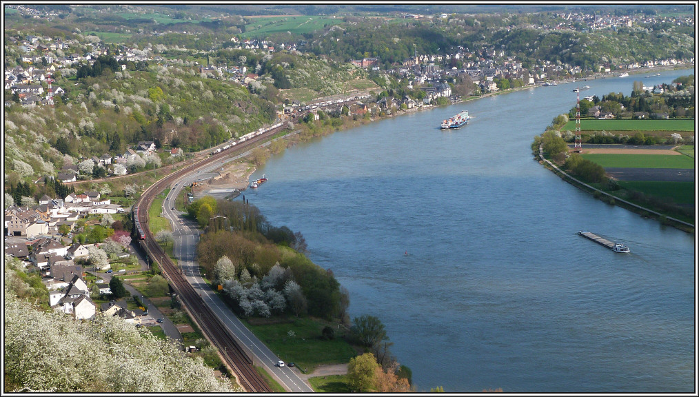 Warum ist es am Rhein so schn? Genau wegen diesen Ausblick. Einen netten Sonntag
wnscht. Location: Erpeler Ley im April 2013 mit Blick auf die Rheinstrecke bei
Linz am Rhein.