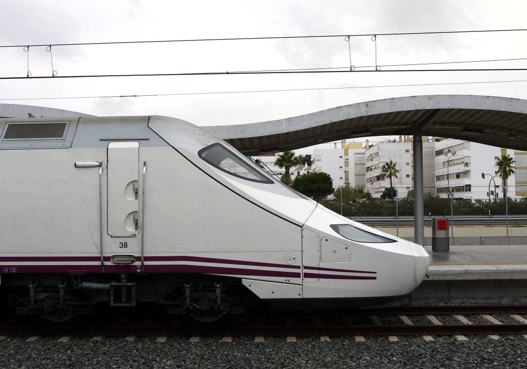 Warum die Triebkpfe der Hochgeschwindigkeits-Baureihe 102 im Volksmund  El Pato  - also Ente - genannt werden, verdeutlicht dieses Bild.  San Fernando Bahia Sur , 18.9.2012 