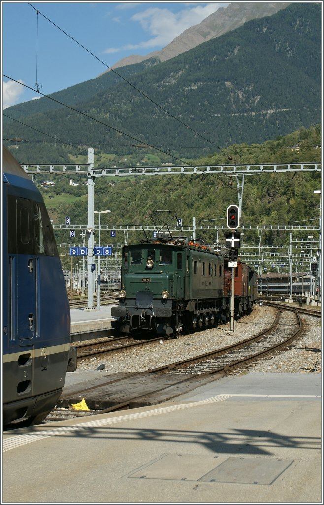 Was am Morgen in Ausserberg fr eine willkommen Abwechslung sorgte, htte ich fast um dieses Bild gebracht: die BLS Re 465 mit ihrem EW III Zusatzzug verdeckte zum Teil die Sicht auf das Motiv der Begierde: Den aus Domodossola eintreffenden SBB Historic Zug mit der Ae 4/4 10976 und der Ce 6/8 II 14253.
20. August 2011