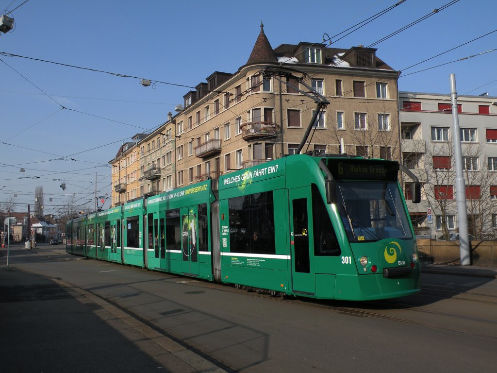 Was darf es sein? Grn oder Grn, oder Grn, oder einfach Grn? Die Basler Bevlkerung kann das neue Grn fr die neuen Fahrzeuge bestimmen. Dazu verkehrt der Combino 301 mit den vier zur Auswahl stehenden Grn durch die Stadt. Die Aufnahme stammt vom 26.01.2013.