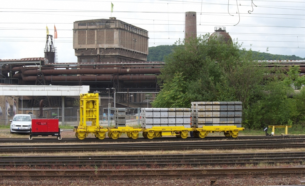 Was ist das denn.......???

habe ich mich gefragt als ich am 15.06.2011 in Vlklingen dieses Gefhrt gesehen habe. Das kleine rote Wgelchen ist im weitesten Sinne eine Lok, die die gelben Wagen mit den Gewichten ber die Gleise drckt oder zieht.

Herausgefunden habe ich dann, dass damit Gleiswaagen geeicht werden.