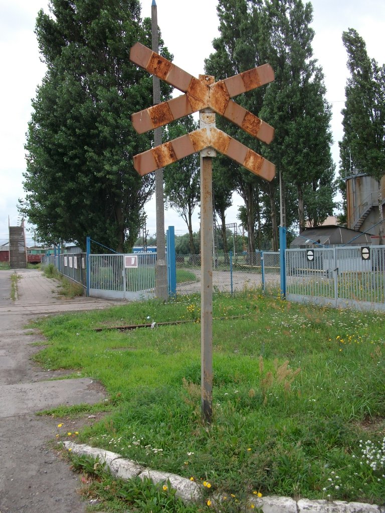 Was in Deutschland vor den Bahnbergnge das Andreaskreuz ist,sind in Polen vor den Bahnbergngen diese Warnkreuze.In Szczecin Port Centralny fotografierte ich dieses schon betagte Warnkreuz.