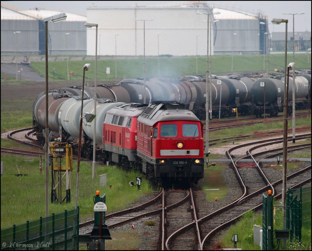 Was ein tolles P�rchen bestehend aus 232 592-6 und 225 027-2 ziehen hier ein Kesselwagenzug von der Wilhelmshavener Raffinerie. 15/05/2012