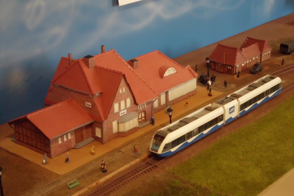 Was einmal Wirklichkeit werden soll konnte man bereits,am 29.Dezember 2011,auf der Barther H0-Anlage sehen wenn ein UBB-Triebwagen nach Zingst kommt.
