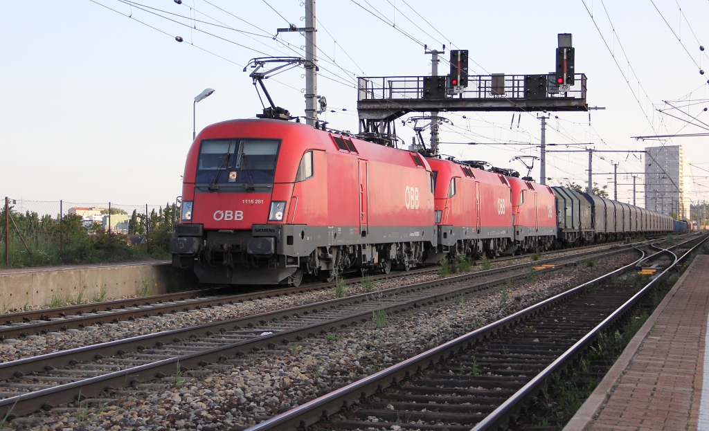 Was der FC Bayern kann, kann ich auch: Taurus Triple 1116 281 + 091 + 196 mit Gterzug aus Richtung Simmering kommend. Aufgenommen am 14.05.2013 in Wien Haidestrae.