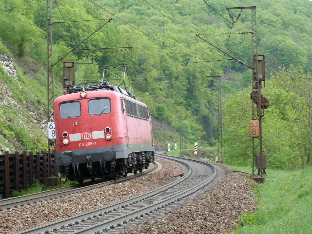 Was fr ein PBZ: 115 205 fhrt am 10.05.13 in Richtung Stuttgart. Festgehalten an der Geislinger Steige.