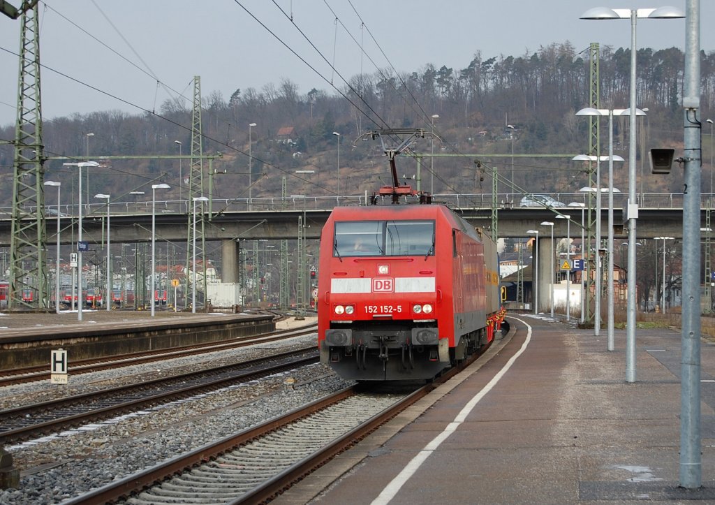 Was fr eine Nummer: 152 152-5, welche ich am 20.2.2010 im Bahnhof Plochingen aufnehmen konnte, zieht hier gerade einen Gterzug durch eben jenen Bahnhof Richtung Ulm. Meine 2. 152er in meiner Fotografenlaufbahn.
