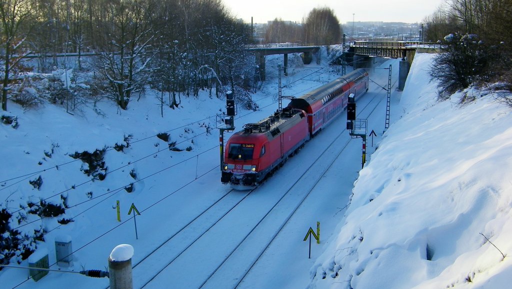 Was ganz neues auf der S3 Strecke Freiberg - Dresden, am 7.12.2012 zog die 182 024-0 die Waggons Richtung Dresden. Die BR 182 war bisher hier noch nicht zu sehen. Fotografiert bei der Ausfahrt kurz nach Freiberg.