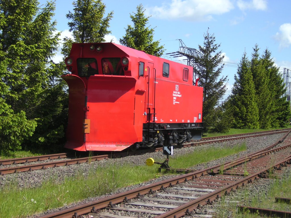 Was haben wir den letzten Winter verflucht und nun ist es doch auch mal schn einen Schneepflug ohne Schnee zusehen.Hier ist der Stralsunder Schneepflug 80-80 970 5010-4 abgestellt in Stralsund zusehen. 