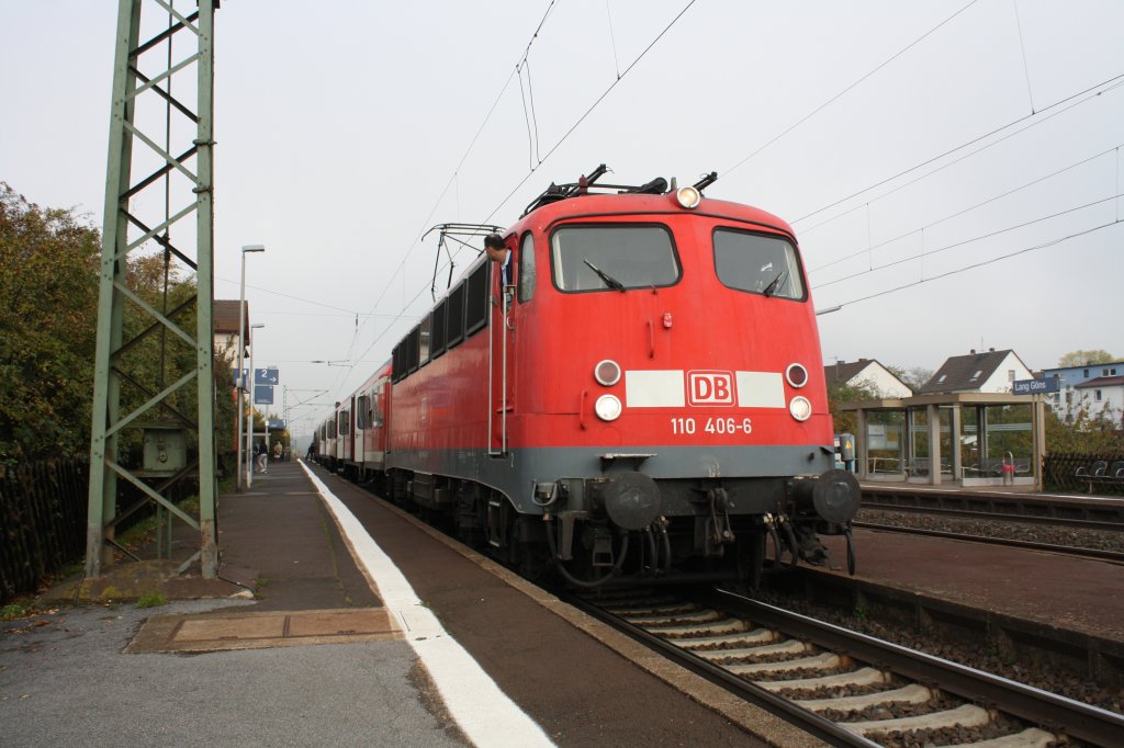 Was knnen schon 2 Wochen Urlaub bringen.
Schnes Wetter, Und natrlich viele Bgelfalten 110 vor der Linse.
Hier 110 406-6 mit ner RB im BF Lang-Gns in Richtung Frankfurt Main.
