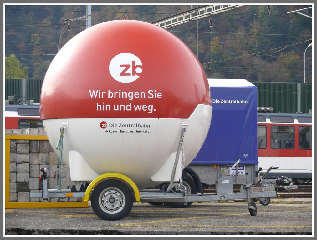 Was knnte das wohl sein? Ich nehme mal an es ist ein aufklappbarer Infostand der Zentralbahn. (22.10.2010)