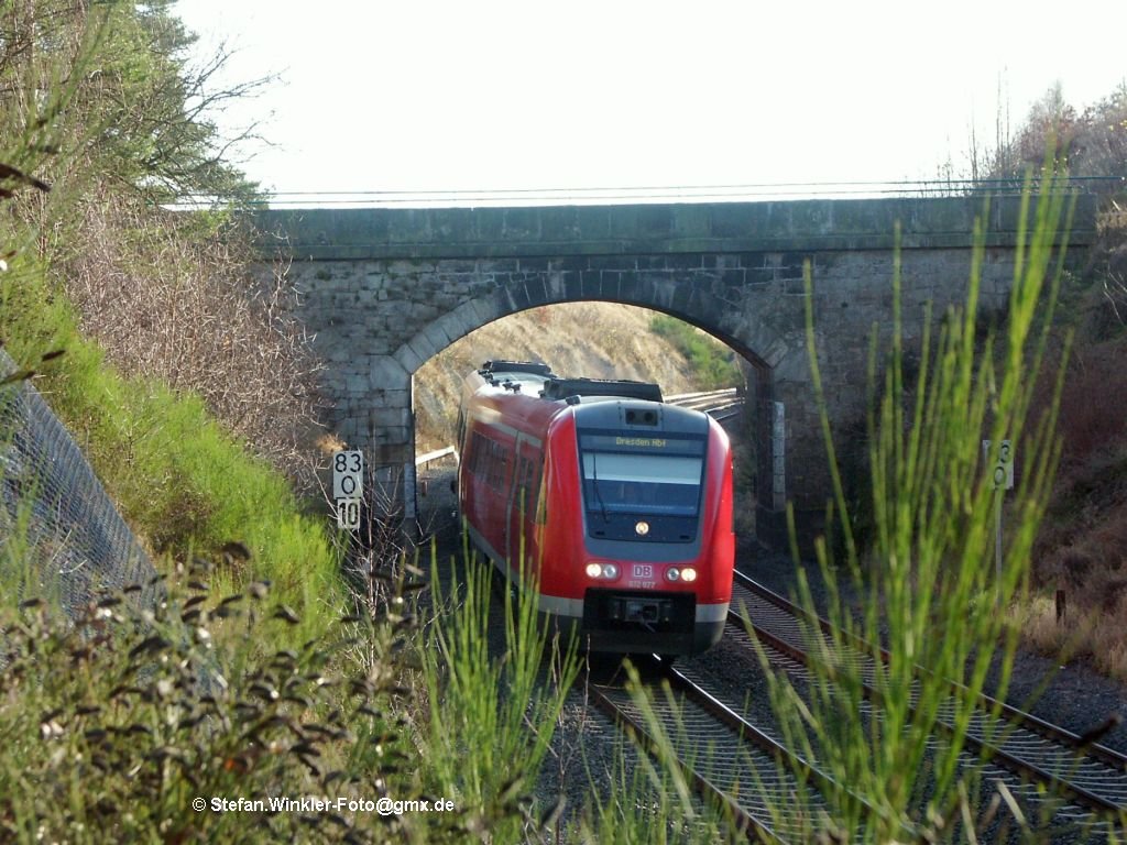 Was macht man, wenn man im Wald an der Strecke steht und sich pl�tzlich aus  der falschen  also Gegenlicht-Richtung etwas n�hert? Man versucht was ansehnliches rauszuholen... Hier ist es der 612er nach Dresden, aufgenommen heute 19.11.2009 hinter Fattigau.