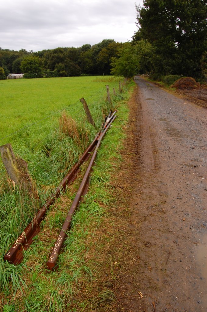 Was macht das Weichenherzstck dort am Wegesrain? Es wartet auf seinen Abtransport, denn es wird hier nicht mehr gebraucht. Neue Weichen versehen jetzt den Dienst, wo dieses Herzstck in Gebrauch war. Kleinenbroich 12.9.2010