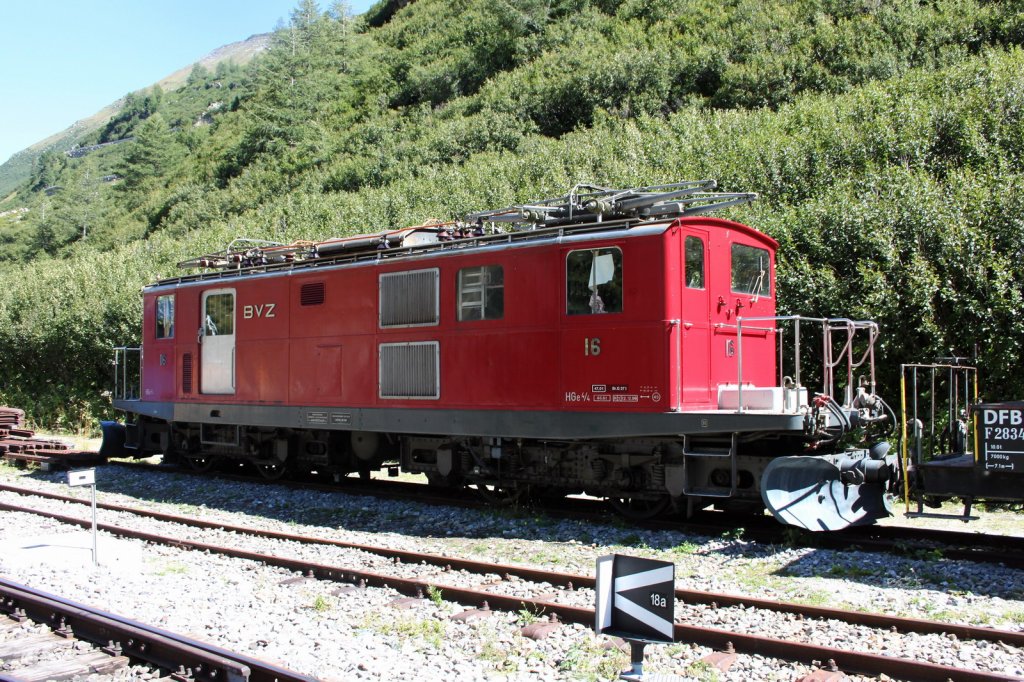 Was macht wohl die BVZ Lok HGe4/4 Nr.16(1939)in Gletsch,wo es doch keine Fahrleitung auf der Bergstrecke mehr hat? Gletsch 28.08.11