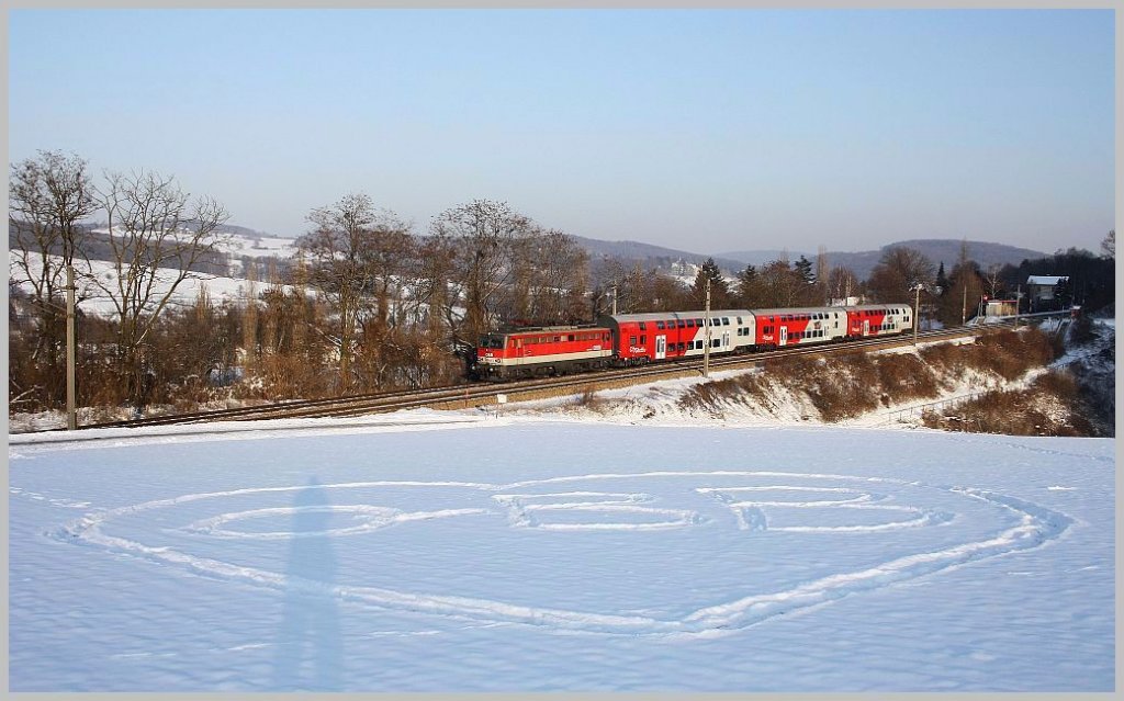 Was man so tun kann wenn man im Schnee auf Zge wartet...So lie ich meinen Gefhlen freien Lauf und lichtete meine kleine Schneezeichnung mit REX 1626 ab. Unter Oberndorf, 12.2.12