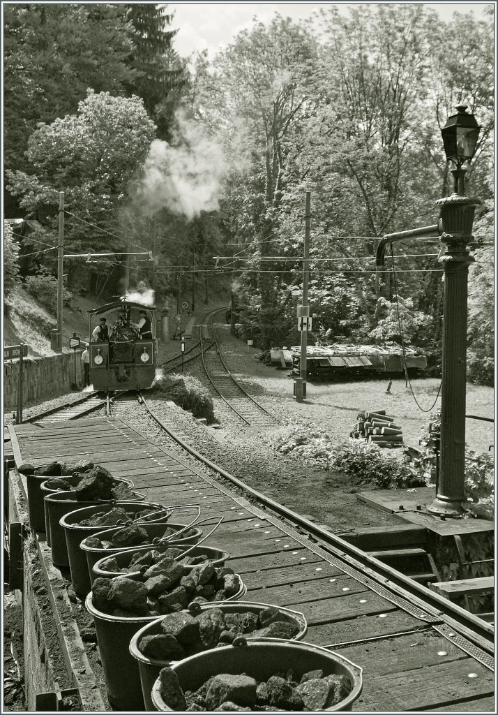 Was noch in Eimern auf der Rampe seht, wir bald rauchend und dampfend fr Bewegung sorgen. 
Pfingstwochenende-Ambiente der B-C in Chaulin am 27. Mai 2012