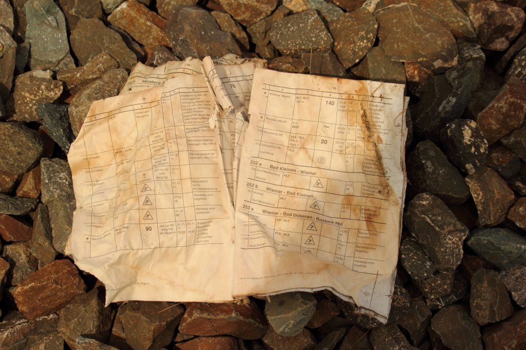 Was so alles an Bahnstrecken rumliegt. Gesehen am 11.05.2012 an der KBS 840.