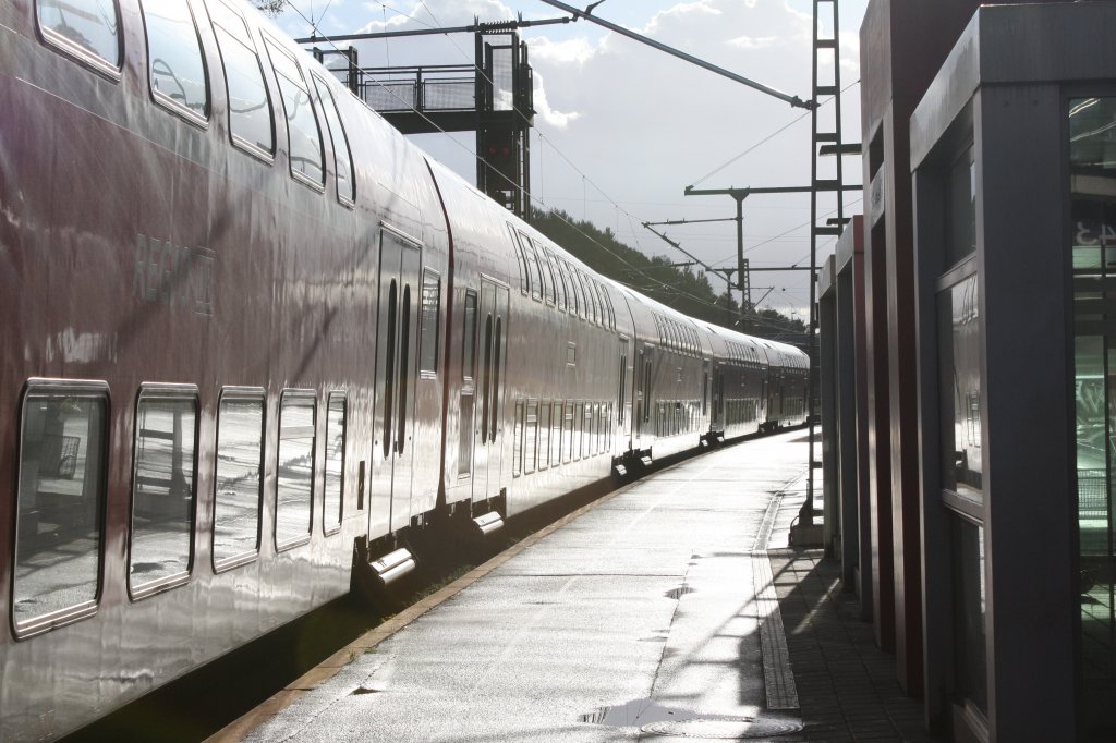 Was die Sonne nicht alles anrichten kann. Hier der RE9 4877 nach Siegen am 25.09.2010 nach Siegen.