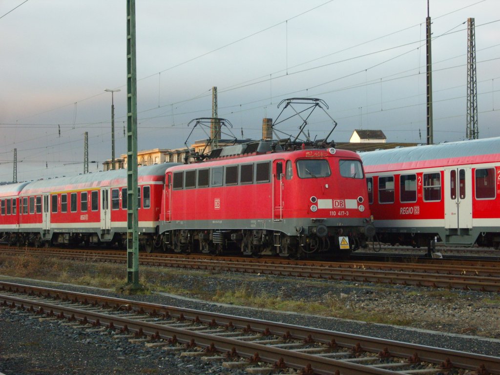 Was eine traurige Mitteilung. Die 110 417-3 die uns Jahrzehnte lang treue Dienste geleistet hat wurde jetzt Z Gestellt. Hier ein Bild aus einer besseren Zeit der 110 417. Am 27.12.2009 in Aachen Rothe Erde abgestellt.


R.I.P.
rest in peace