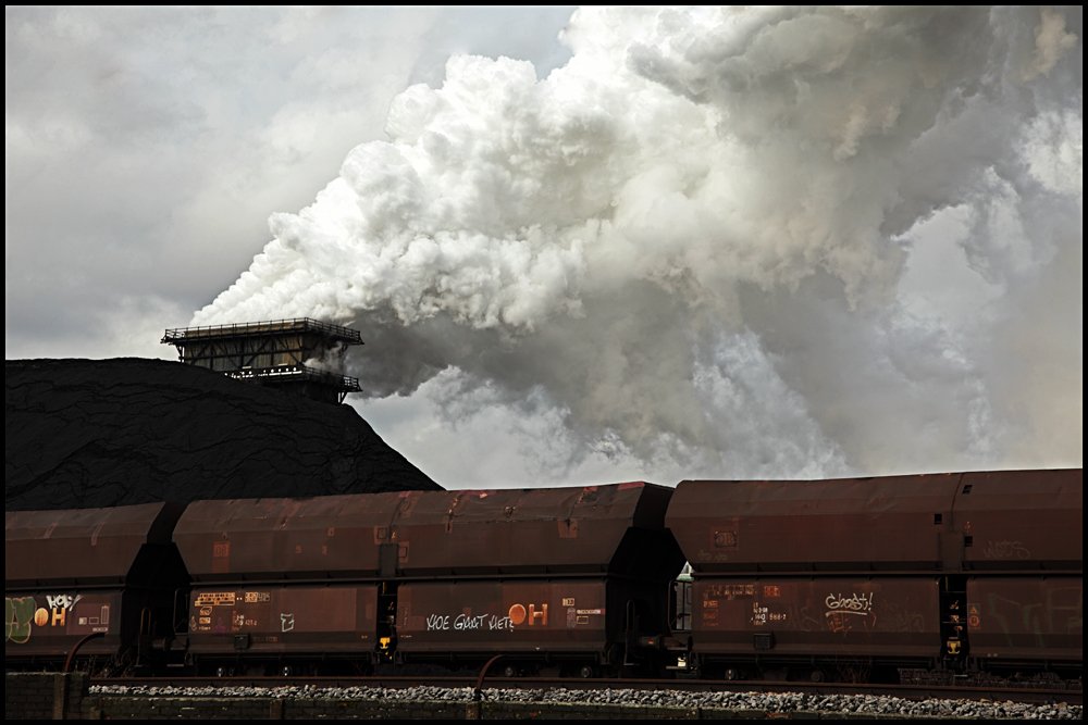 Was w�ren die Kokereien ohne die Bahn... W�hrend im Vordergrund die Waggons auf die Abhollung warten, l�sst im Hintergrund einer der L�scht�rme die n�chste Rauchs�ule in den Himmel....