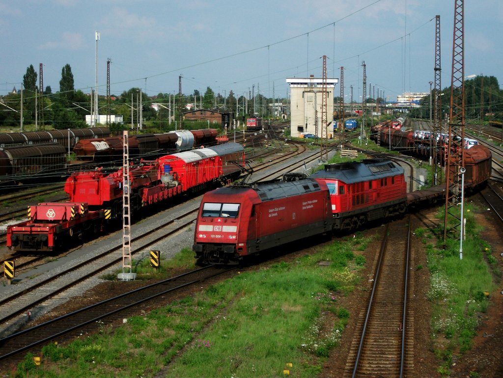 Was zum.... Schon die zweite 101er Leistung. 101 008 und 232 233 verlassen am 27.Juli 2011 mit einem langen Mischer den Gterbahnhof Engelsdorf Richtung Sttteritz. ber diese 101er Leistung hab ich ganz schn gestaunt. 