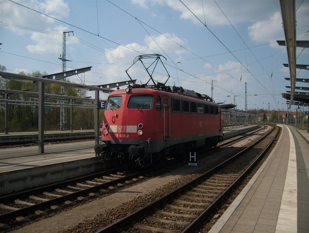 Was'n Service: Beim Warten auf den Inter Connex fuhr mir 115 509 auf dem Nachbargleis vor die Linse. DANKE:)
Beim Umsetzen am 20.04.2011 im Rostocker Hbf
