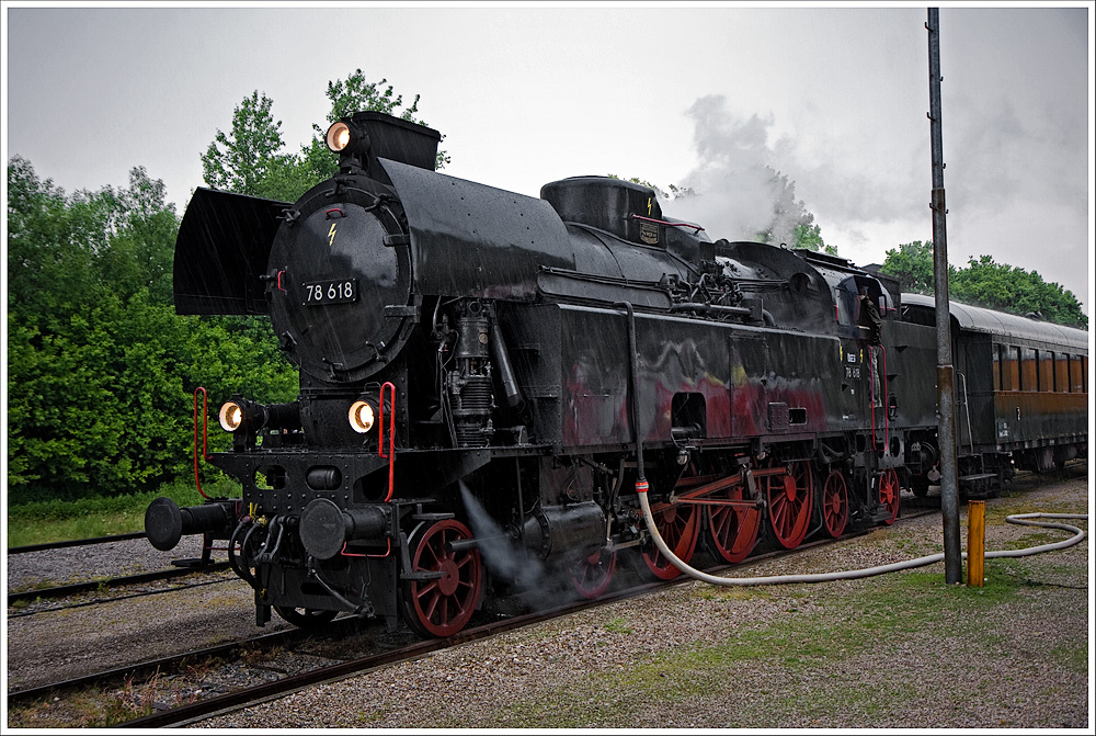 Wasser überall. Der Abschluß der Fotoveranstaltung wurde kräftig verregnet. Hier die 78.618 am 12.Mai 2011 in Ottnang-Wolfsegg beim Wasserfassen.