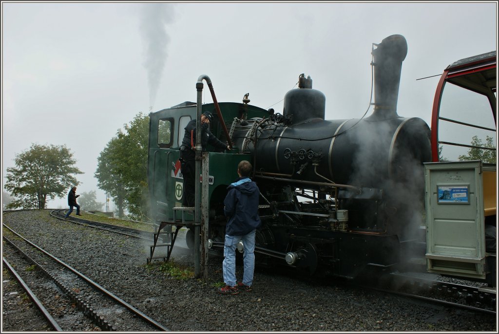 Wasserauffllpause in Planalp: Whrend Heinz mit dem Zugpersonal Informationen austauscht,eilt Stefan schnell zu seinem Fotostandpunkt.
(29.09.2012)