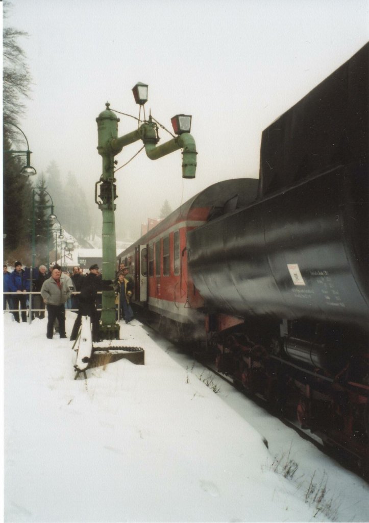 Wasserkran in Aktion. Auf dem Weg nach Meiningen wurde bei 52 8154 im Bhf Oberhof Wasser auffgefllt. (Januar 2003)