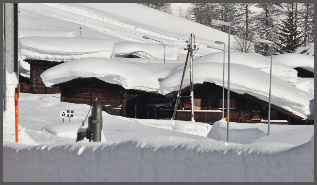 Wasserkran und Beginn der Zahnstange der Dampfbahn Furka Bergstrecke in Oberwald. (10.01.2012)