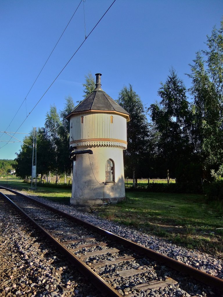 Wasserturm am Bahnhof Riese. Diese Relikte aus der Dampflokzeit sind bei einigen Bahnhfen zwischen Arendal und Nelaug noch vorhanden. brigens stand ich nicht im Gleisbereich, sondern habe den Turm rangezoomt. 06.08.2010