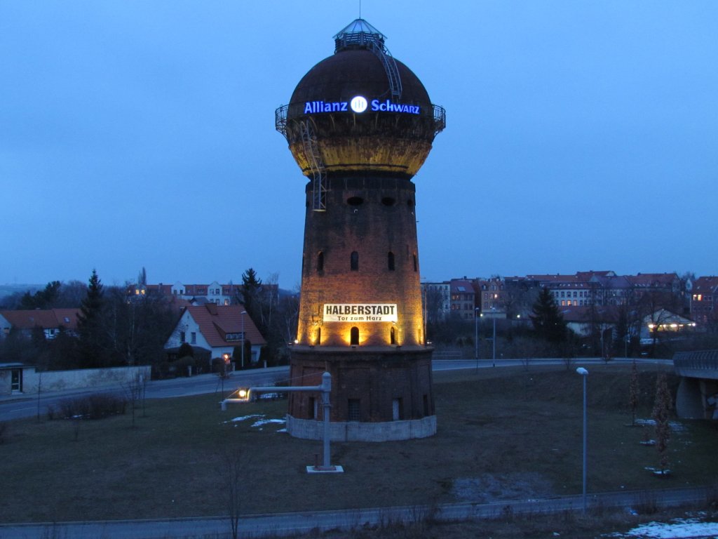 Wasserturm in Halberstadt mit davor liegendem Wasserkran am 05.04.2013