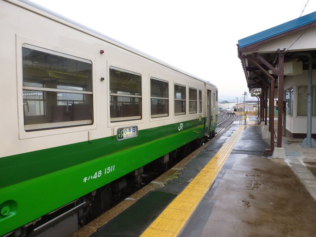 Watanoha - nach der Tsunami-Katastrophe ist hier Endstation, die Streckensperre in Form von Schwellen auf den Schienen ist sichtbar, wenn man neben dem Triebwagen KIHA 48 1511 nach vorn schaut. 15.Februar 2013. 