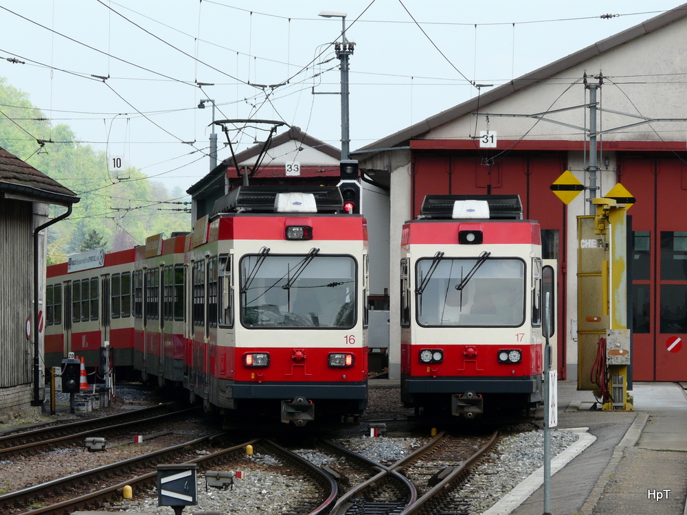 WB - Bhf Waldenburg ausfahrender Regio von Waldenburg nach Liestal mit dem Triebwagen BDe 4/4  16 neben dem abgestellten Triebwagen BDe 4/4  17 am 05.05.2013