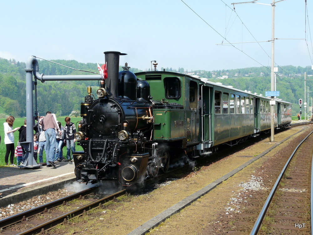 WB - Dampfzug mit Lok G 3/3  5 in Bad Bubendorf beim Wasser fassen am 05.05.2013