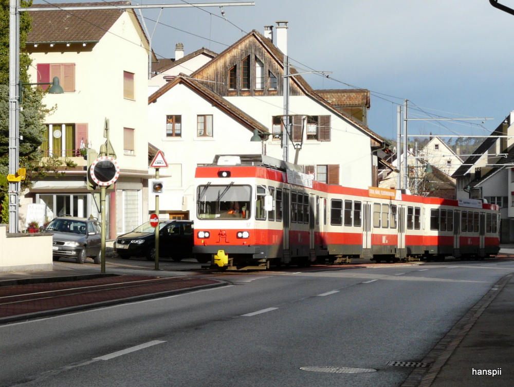 WB - Triebwagen BDe 4/4 17 mit 2 Steuerwagen unterwegs in Oberdorf am 30.12.2012 