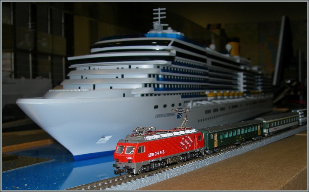 Weder Rostock noch Venezia, sondern  nur  ein kleines Arrangement in Lausanne -
Zur 294m langen  Costa Luminosa  im Mastab 1:250 bringt die  mini-club  Z SBB Re 4/4 IV 10101 die Passagiere direkt zum Schiff...
16. Dez. 2012  