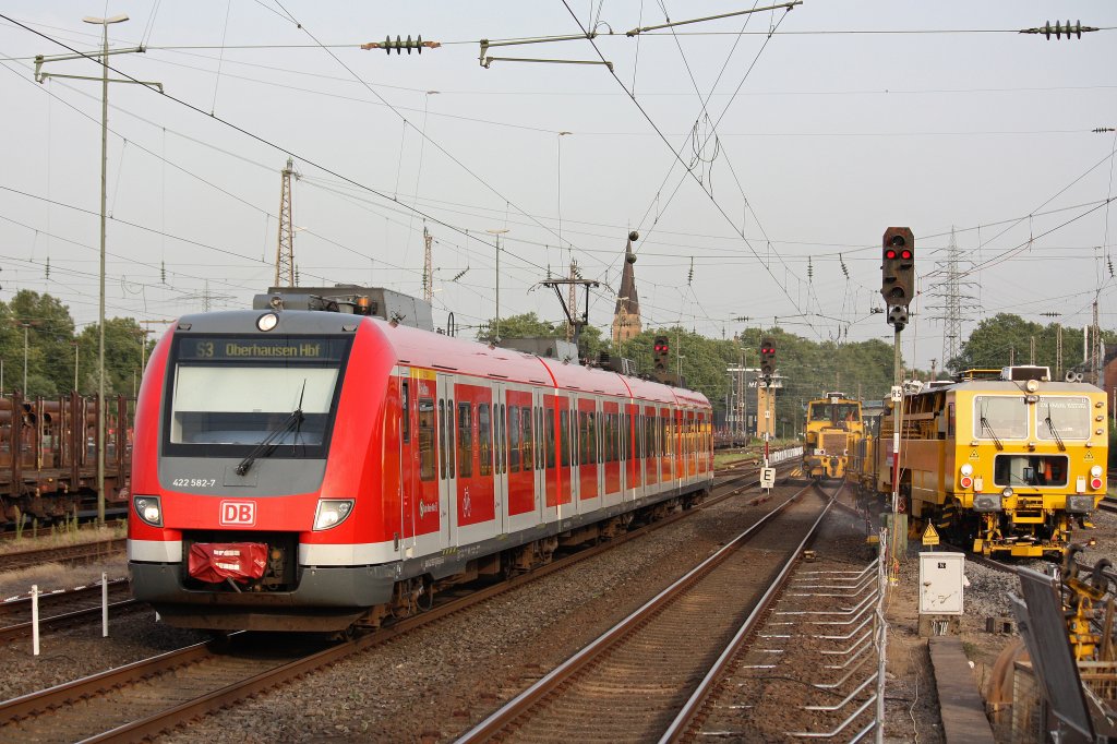 Wegen Bauarbeiten am 19.7.12 in Mlheim-Styrum wurde die S3 ber die Fernstrecke umgeleitet.Somit entfiel der Halt in Syrum.422 582  Hilden  passiert hier soeben die Baustelle in Styrum.