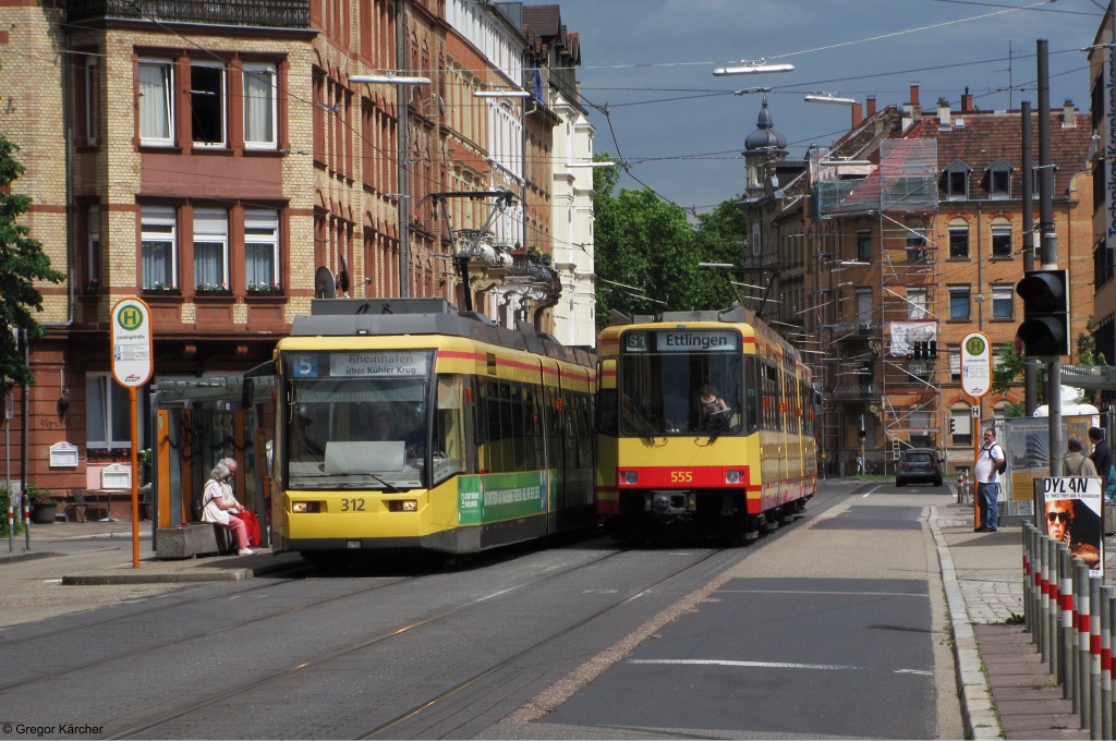 Wegen Bauarbeiten am Europaplatz im Rahmen der Kombilsung gab es von 07.06. - 10.06.2012 umfangreiche Umleitungen und ein stark gendertes Liniennetz in Karlsruhe.  Das Bild entstand am 08.06.2012 in der Gartenstrae an der Haltestelle Karlsruhe-Lessingstrae.